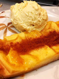 Una foto de Tarta de manzana 🍎 con helado casero de vainilla sin lactosa 💃