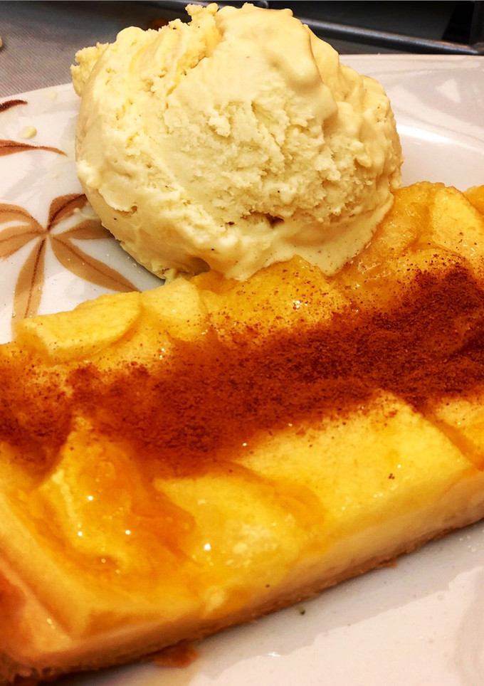 Una foto de Tarta de manzana 🍎 con helado casero de vainilla sin lactosa 💃