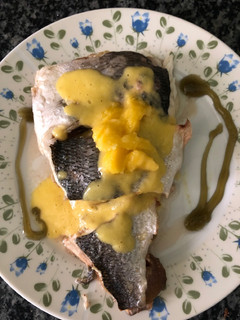 Una foto de 332. Dorada rellena de higos con vinagreta de mango
