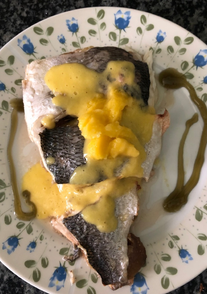 Una foto de 332. Dorada rellena de higos con vinagreta de mango