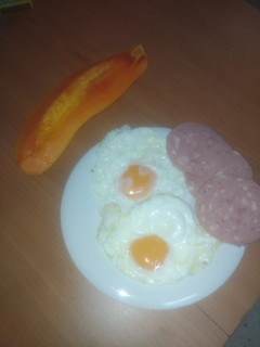 Una foto de Desayuno ideal: huevos fritos con fiambre y de postre papaya