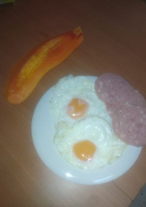 Foto principal de Desayuno ideal: huevos fritos con fiambre y de postre papaya