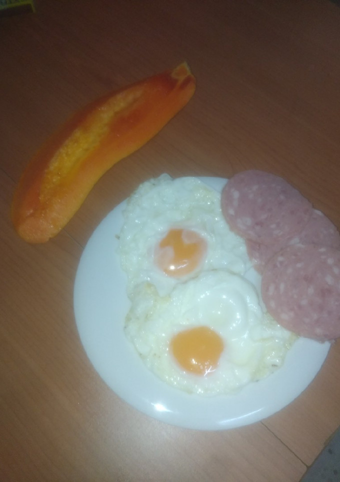 Una foto de Desayuno ideal: huevos fritos con fiambre y de postre papaya