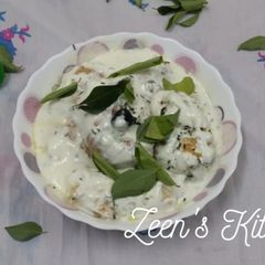 A picture of Medu Vadas with tempered Curd.