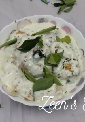 A picture of Medu Vadas with tempered Curd.