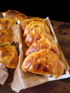 Una foto de Empanadillas chilenas, versión con carne picada {en panificadora