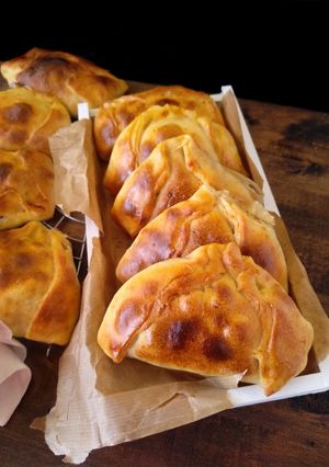 Una foto de Empanadillas chilenas, versión con carne picada {en panificadora