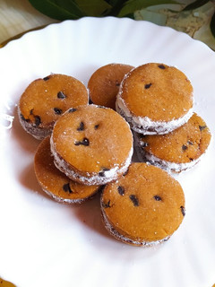 Una foto de Alfajorcitos Con Masa De Dulce De Leche, Chips Y Chocolate