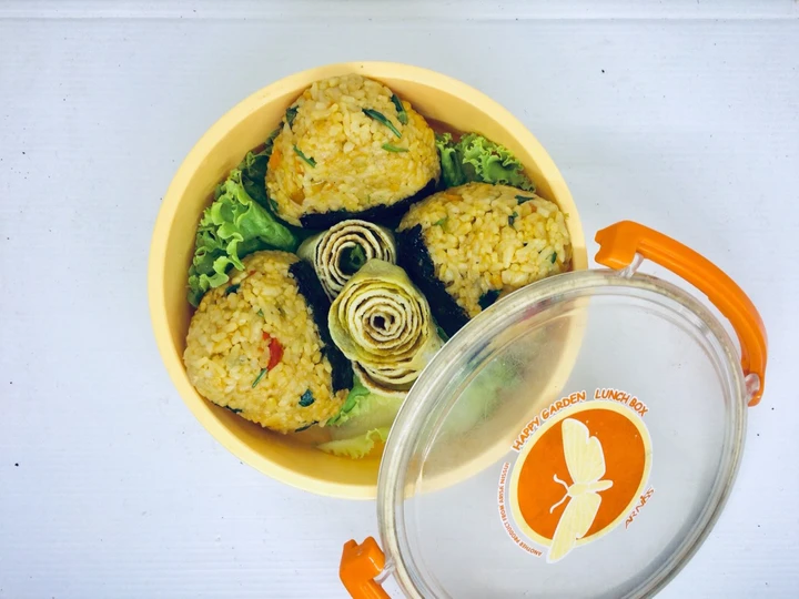 Cara Sederhana Menyiapkan Resep  Onigiri Nasi Goreng Bento yang Enak, Lezat