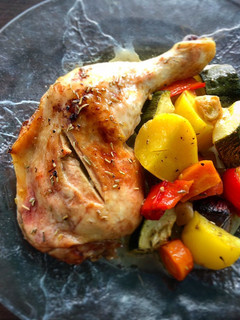 Una foto de Pollo al horno con verduras y Pedro Ximénez 🍗🥒🍅