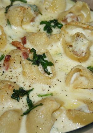 Una foto de Galets gratinados con rúcula y bacon