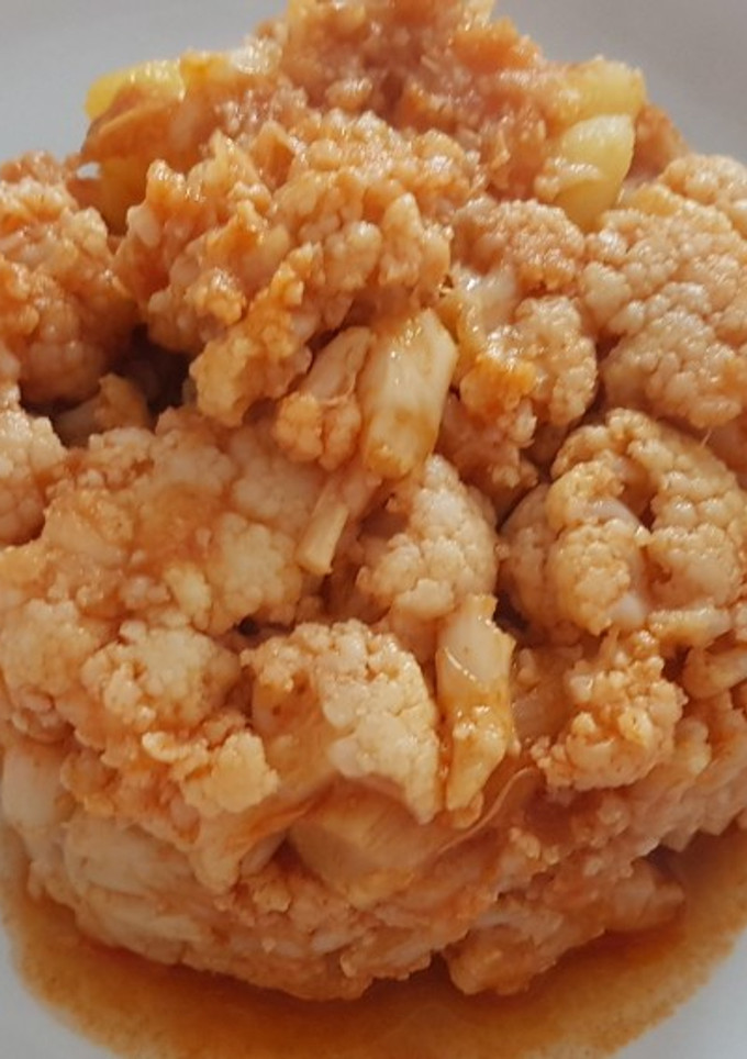 Una foto de Coliflor rehogada con ajo y pimentón