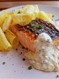 Salmón con salsa tártara y patatas chips "regiradas"