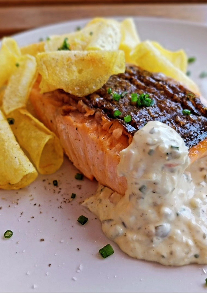 Una foto de Salmón con salsa tártara y patatas chips "regiradas"