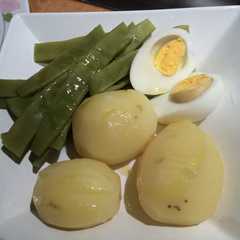 Una foto de Ensalada de papa, chauchas y huevo duro