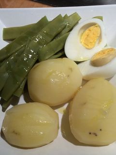 Una foto de Ensalada de papa, chauchas y huevo duro