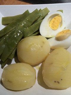 Una foto de Ensalada de papa, chauchas y huevo duro