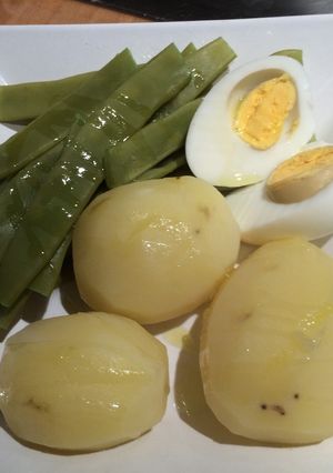 Una foto de Ensalada de papa, chauchas y huevo duro