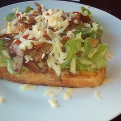 A picture of Tiger bread toast with roast beef and tomatoes.