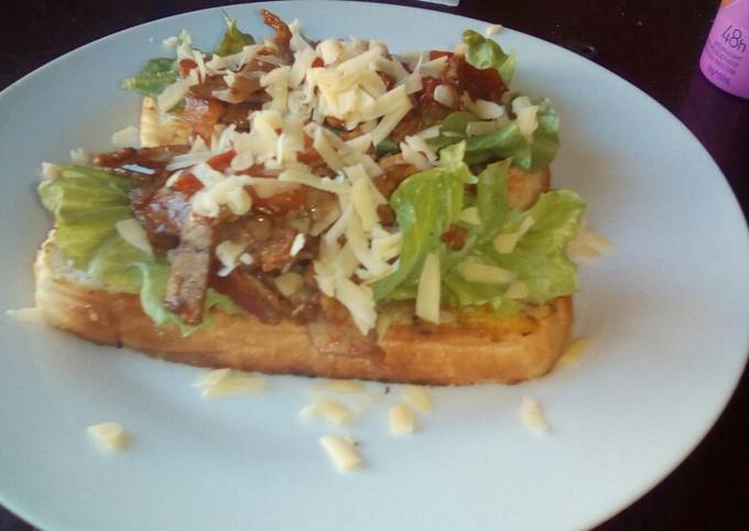 Tiger bread toast with roast beef and tomatoes