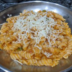 A picture of Pasta in white and red sauce.