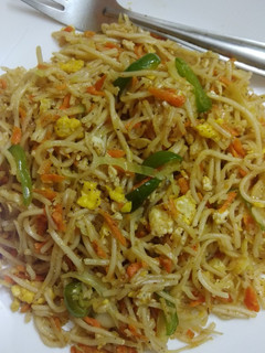 ரோட்டுக்கடை எக் நூடுல்ஸ் (Egg noodles recipe in tamil) செய்முறை முக்கிய புகைப்படம்