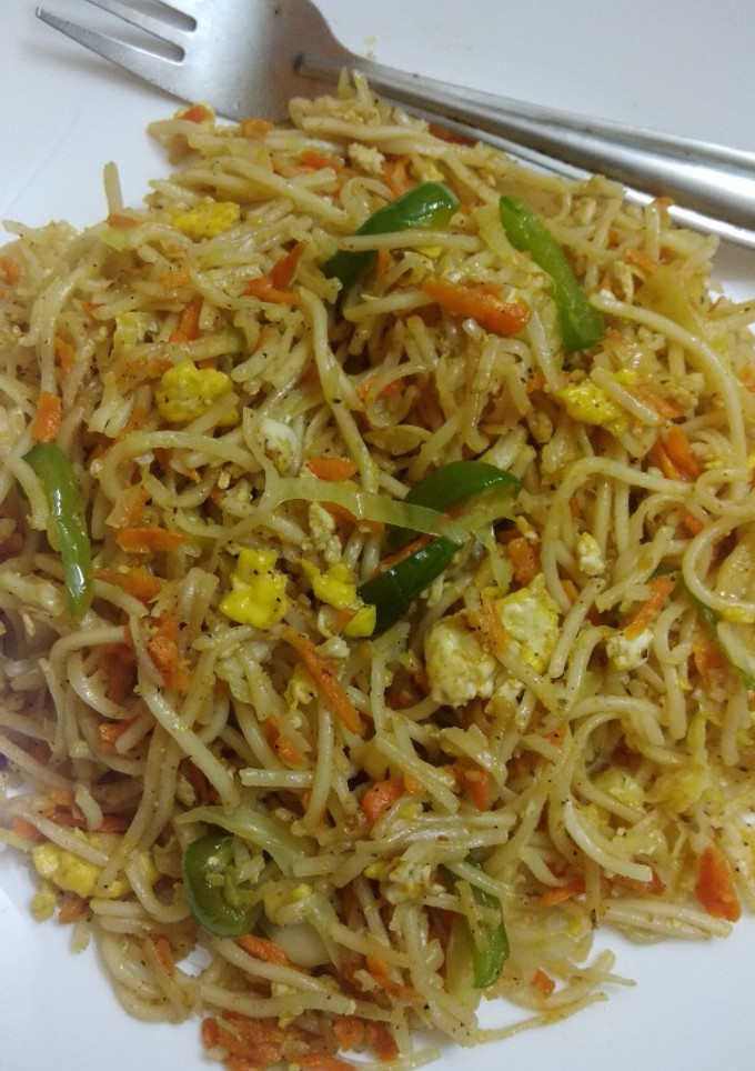ரோட்டுக்கடை எக் நூடுல்ஸ் (Egg noodles recipe in tamil) செய்முறை முக்கிய புகைப்படம்
