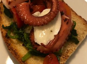 Foto di Crostone moscardini friarielli mozzarella di bufala e datterini