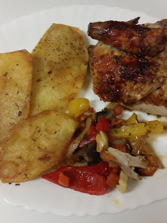 Una foto de Pollo con verduras y patatas plancha