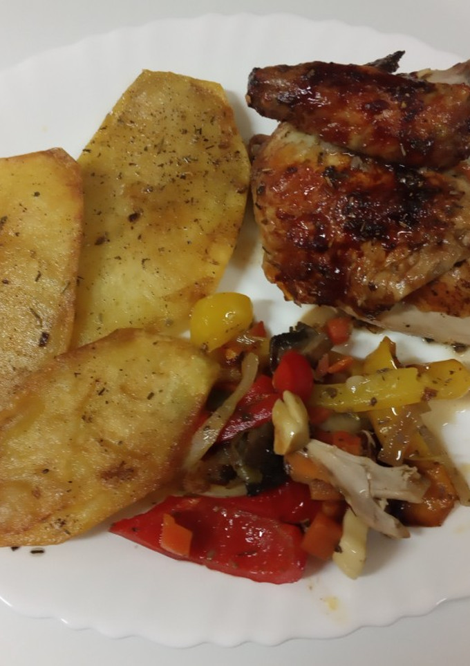 Una foto de Pollo con verduras y patatas plancha