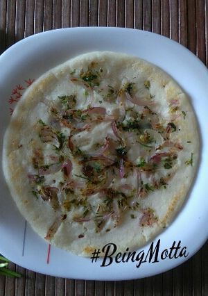 A picture of Onion utappam.