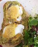 Ovos Benedict com Abacate e Pão