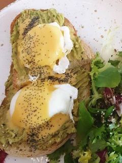 Foto de Ovos Benedict com Abacate e Pão