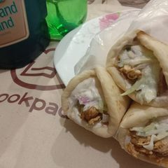 A picture of Chicken Shawarma 🌯🌮🌯.