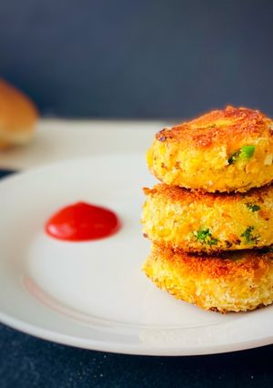 पोटॅटो एग कबाब (potato egg kabab recipe in marathi) रेसिपी चे मुख्य फोटो