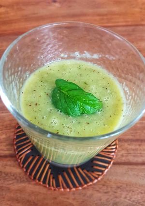 Une photo de Smoothie kiwi menthe banane