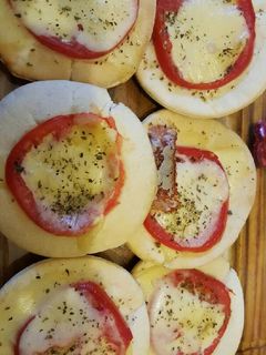 Una foto de Pizzetas expres con pan arabe