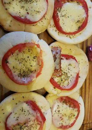 Una foto de Pizzetas expres con pan arabe