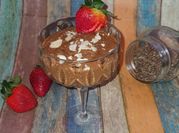 Una foto de mousse de chocolate con cacao