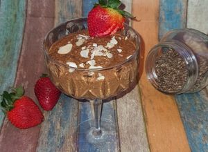 Una foto de Mousse de chía y lino con cacao y apio