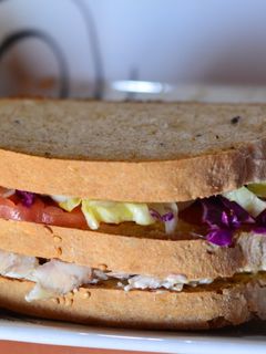 Una foto de Sándwich de pollo y verdura en pan con masa madre