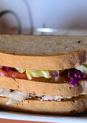 Una foto de Sándwich de pollo y verdura en pan con masa madre