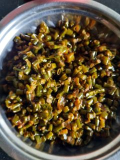 चवळीच्या कोवळ्या शेंगांची भाजी (Chavalichya Shengachi bhaji Recipe In Marathi) रेसिपी चे मुख्य फोटो