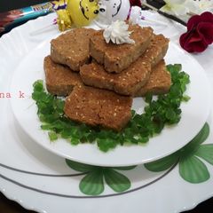 A picture of Elaichi flavor wheat flour biscuits with sesame seeds.