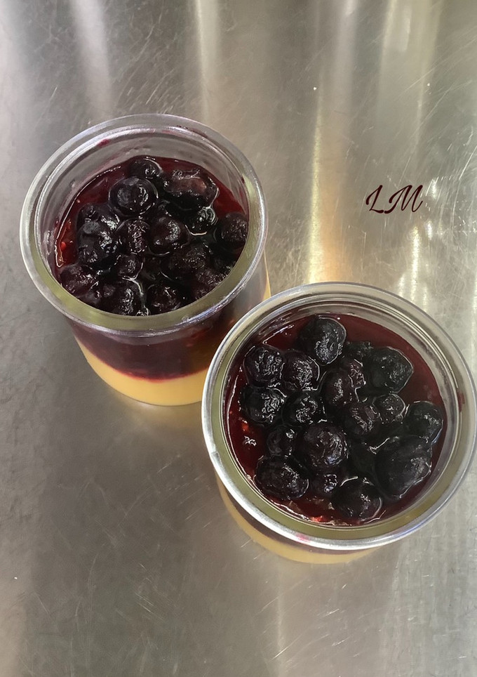 Una foto de Vasitos de crema de limón con culis de frutos rojos