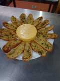 Spread moldeado de pejibaye con tostadas de ajos y perejil