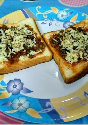A picture of Bread pizza.