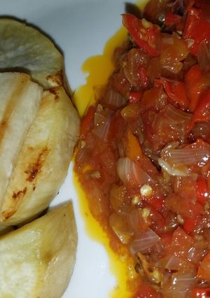 A picture of Fried sweet potato with sauce.