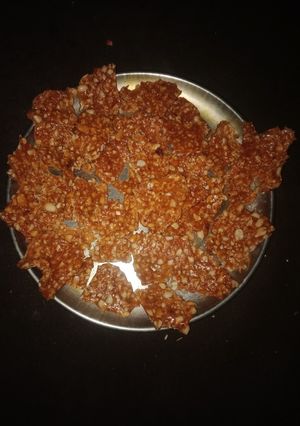 શીંગ ચિક્કી (Shing Chikki Recipe In Gujarati) રેસીપી મુખ્ય ફોટો