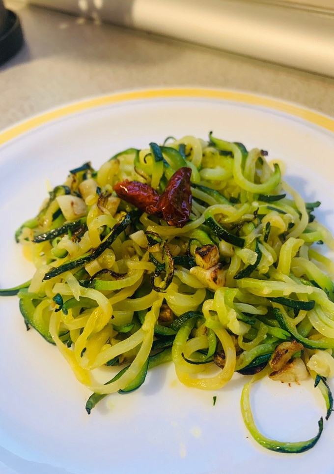 Una foto de Spaghettis de calabacín al ajillo